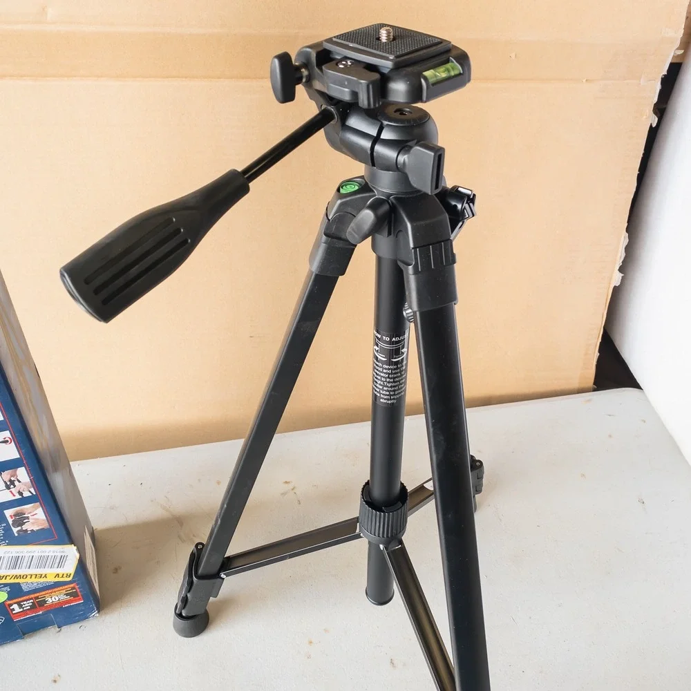 Bosch BT150 Compact Extendable Tripod With Adjustable Legs Brand New